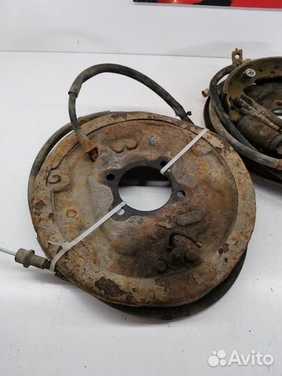 Щит опорный задний левый (Mitsubishi Galant)