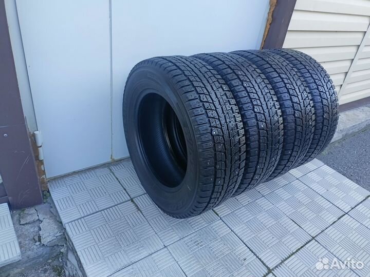 Dunlop SP Winter Ice 01 215/65 R16