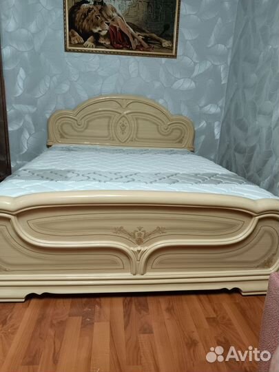 Кровать двухспальная с матрасом 160 200