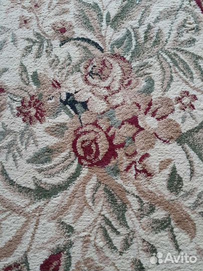 Ковер овальной формы в постельных тонах