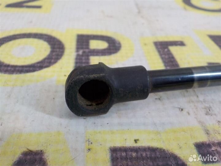 Амортизатор двери багажника Toyota Corolla (E120)