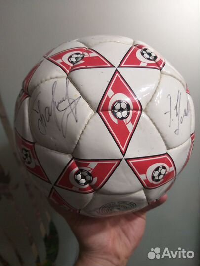 Футбольный мяч с автографами футболистов Спартака
