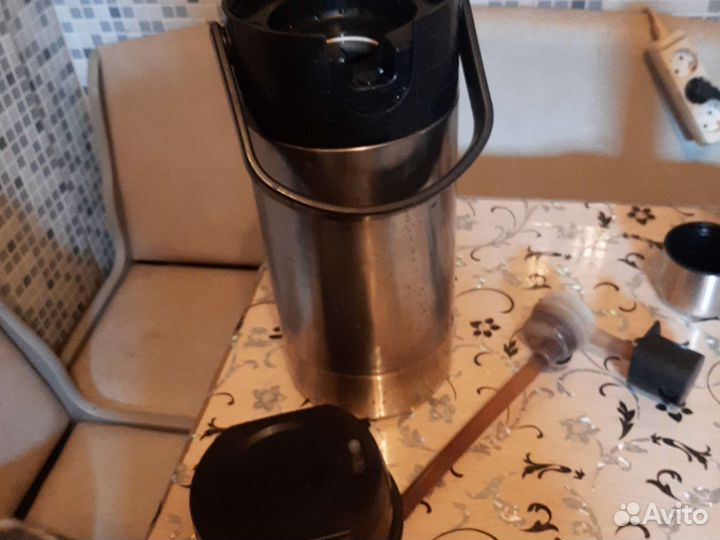 Термос с помпой тепло держит