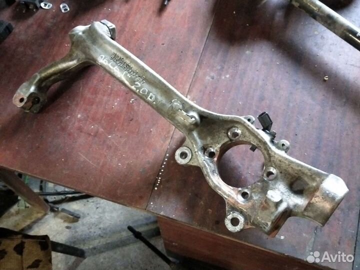 Поворотный кулак Ауди А6 С6 левый