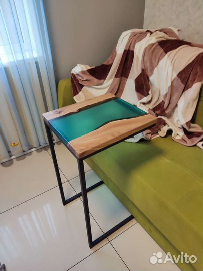 Приставной столик из дерева и смолы