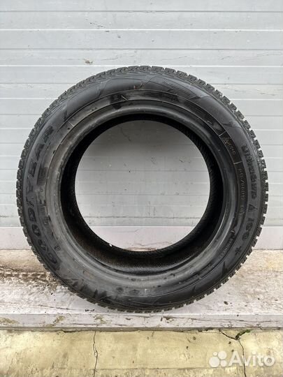 Goodyear UltraGrip 215/55 R17 94T