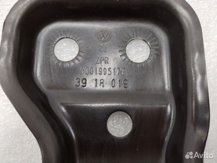 Кронштейн подрамника передний левый Skoda Octavia