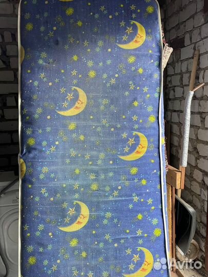 Кровать деревянная