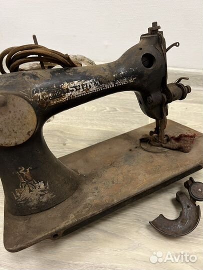 Старая швейная машинка Зингер