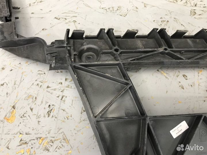 Кронштейн бампера правый Audi A4 B8 cdhb 2010