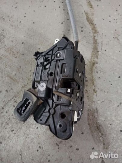 Замок передней левой двери VW Golf 7