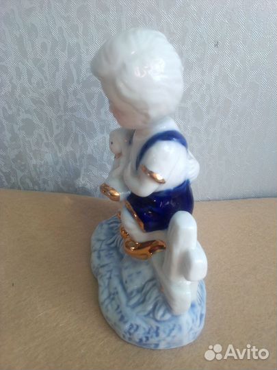 Фарфоровая статуэтка