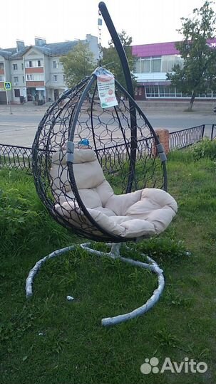 Подвесное кресло Капля с ротангом чер и бел с поду