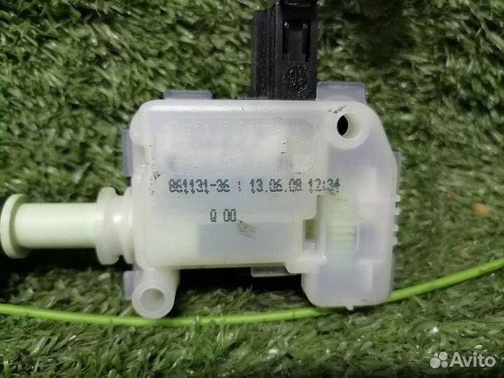 Сервопривод запирания лючка бензобака 86113136 Vol