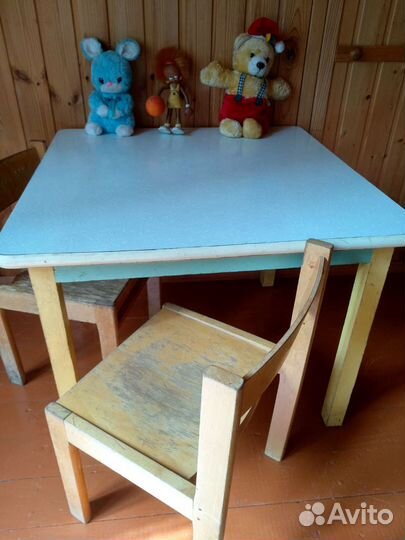 Детский стол и 2 стульчика