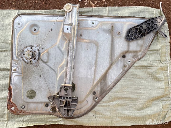 Задний механический стеклоподьемник Skoda Fabia