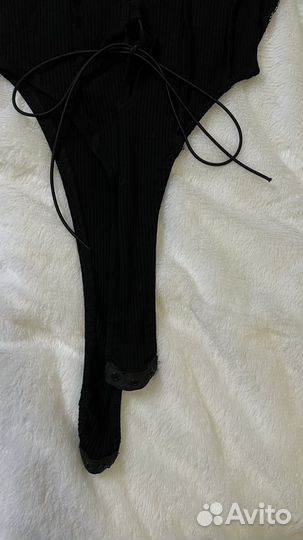 Боди с шнуровкой и швами наружу