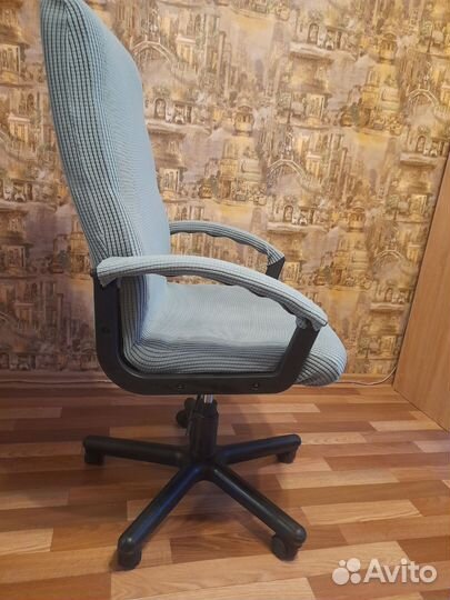 Компьютерное кресло бу в чехле