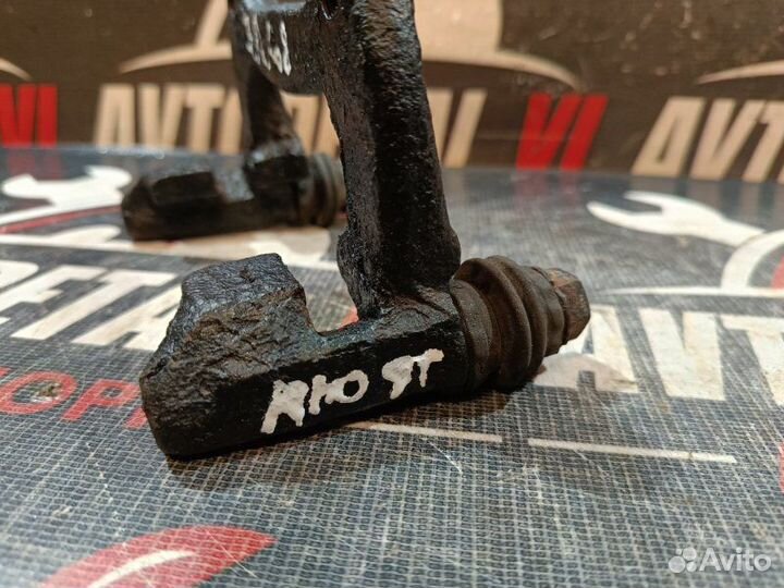 Скоба суппорта задняя левая Volkswagen Passat B5