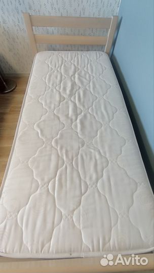 Кровать из массива сосны с матрасом