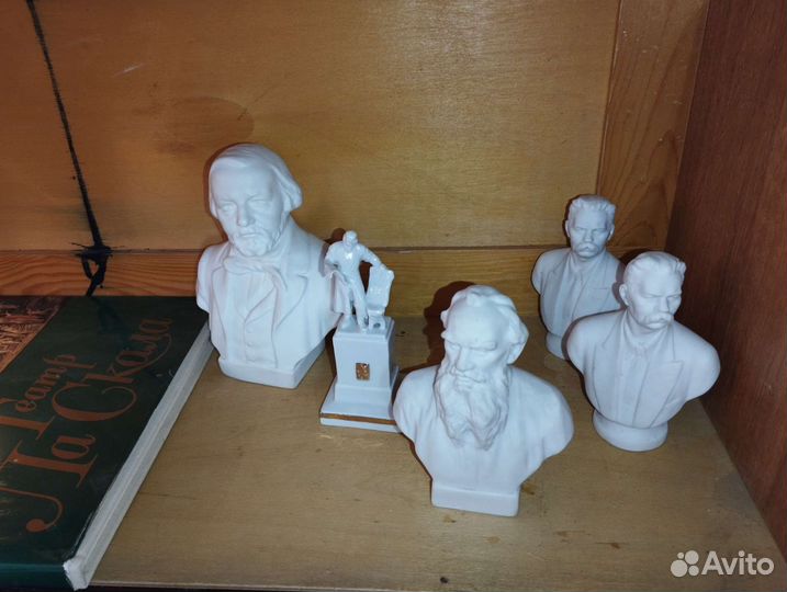 Фарфоровые статуэтки. Посуда