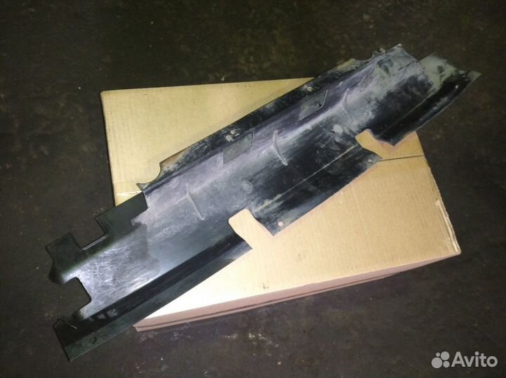 Воздуховод пыльник защита радиатора нижний Форд