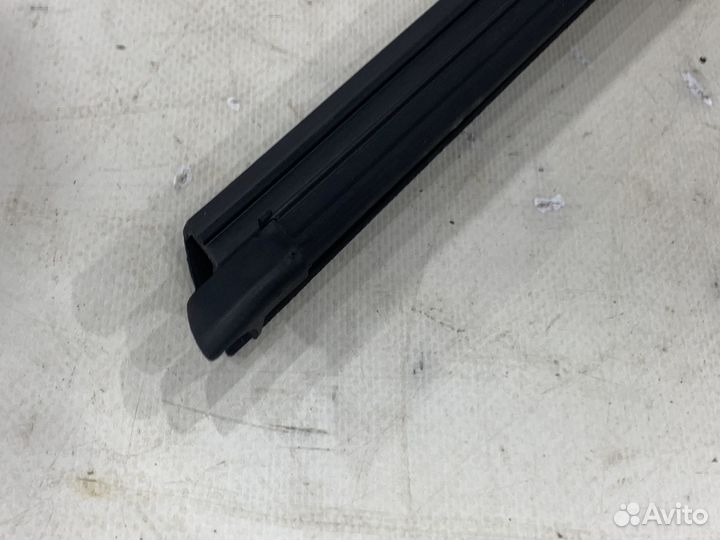 Уплотнитель стекла передний правый KIA K5 DL3