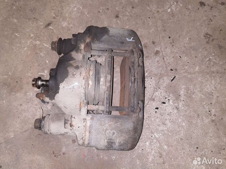 Правый Суппорт mazda 323 ba