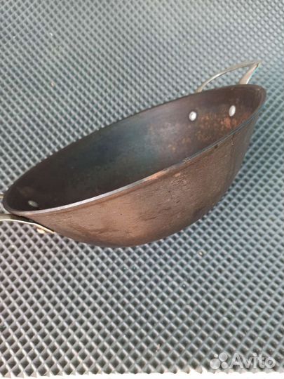 Чугунная сковорода Вок