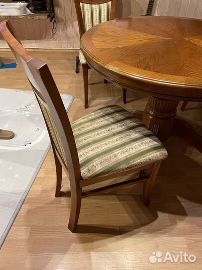 Деревянный стол и стулья