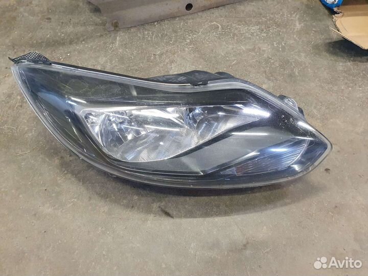 Правая фара форд фокус 3 с дефектом