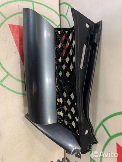 Решетка радиатора передняя левая Mitsubishi