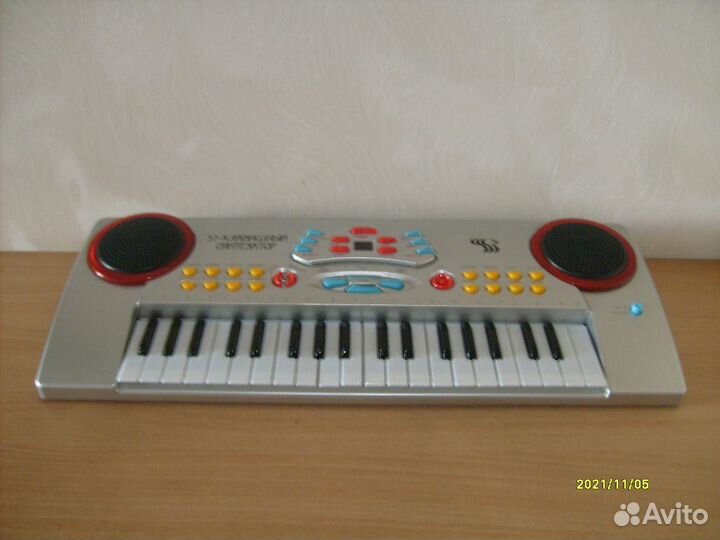 37 клавишный синтезатор
