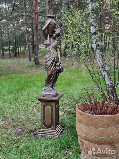 Скульптура Девушка с кувшинами