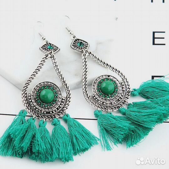 Зеленые серьги с кисточками