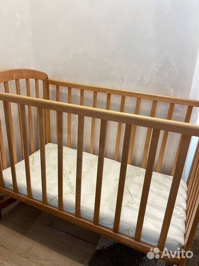 Детская кроватка с маятником
