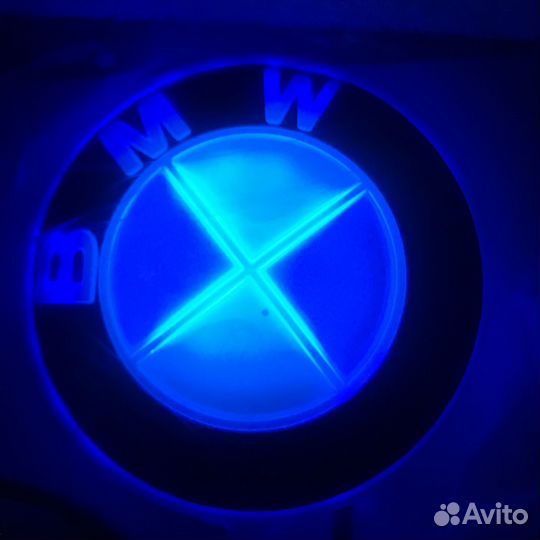 Значек BMW на капот с подсветкой (синей)