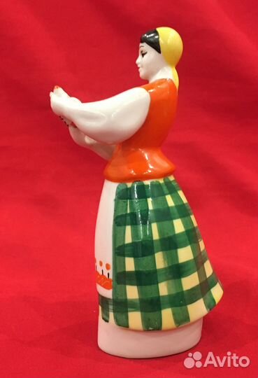 Статуэтка фарфоровая. Девушка с куманцом. СССР
