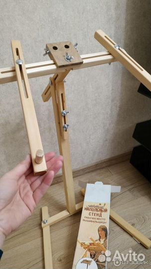 Напольный стенд вышивальщицы