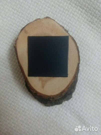 Магнит на спиле дерева