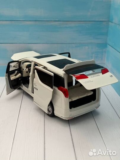 Модель авто Toyota Alphard 1:18