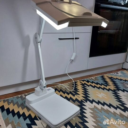 Лампа с увеличительным стеклом