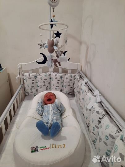 Детская кроватка с маятником