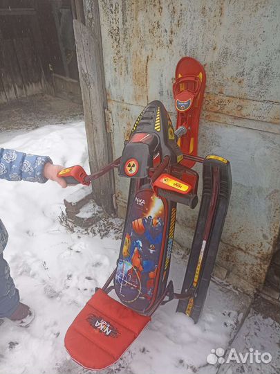 Детский снегокат со спинкой
