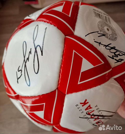 Футбольный мяч с автографами игроков Спартака