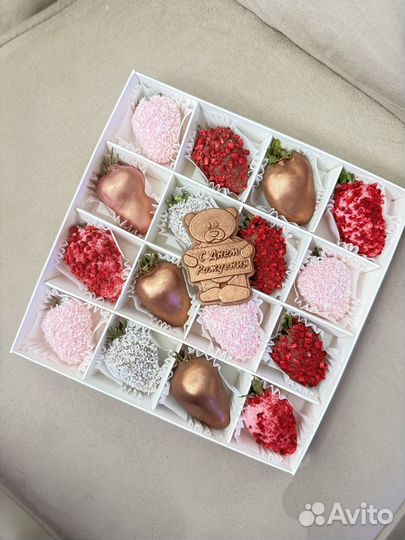 Клубника в шоколаде с цветами