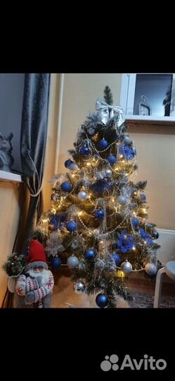 Ёлочные игрушки с елкой