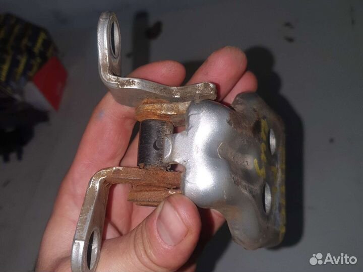 Петля двери передняя левая низ ford fusion