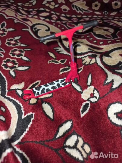 Трюковой самокат для пальцев