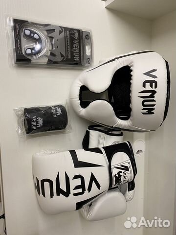 Боксерские перчатки и шлема